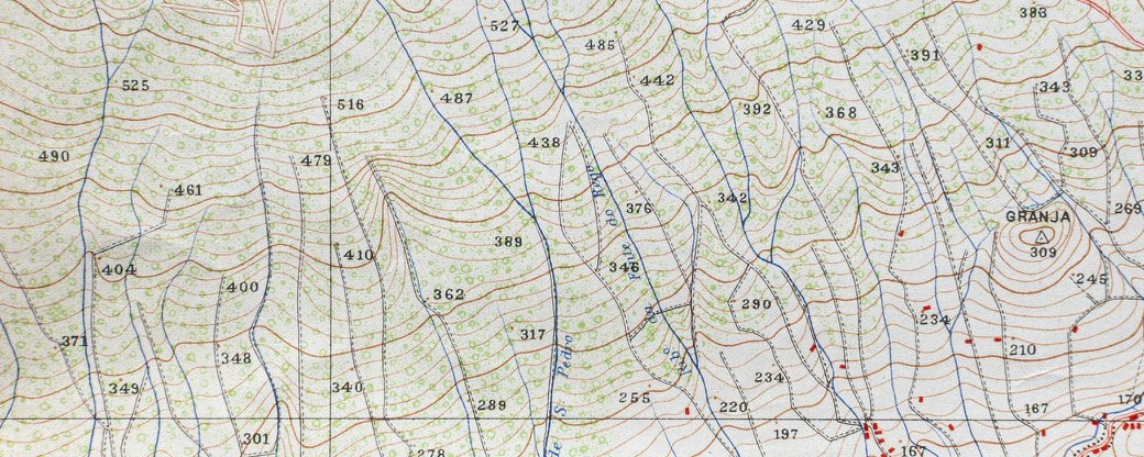 Primo piano di una carta topografica fitta di curve di livello.